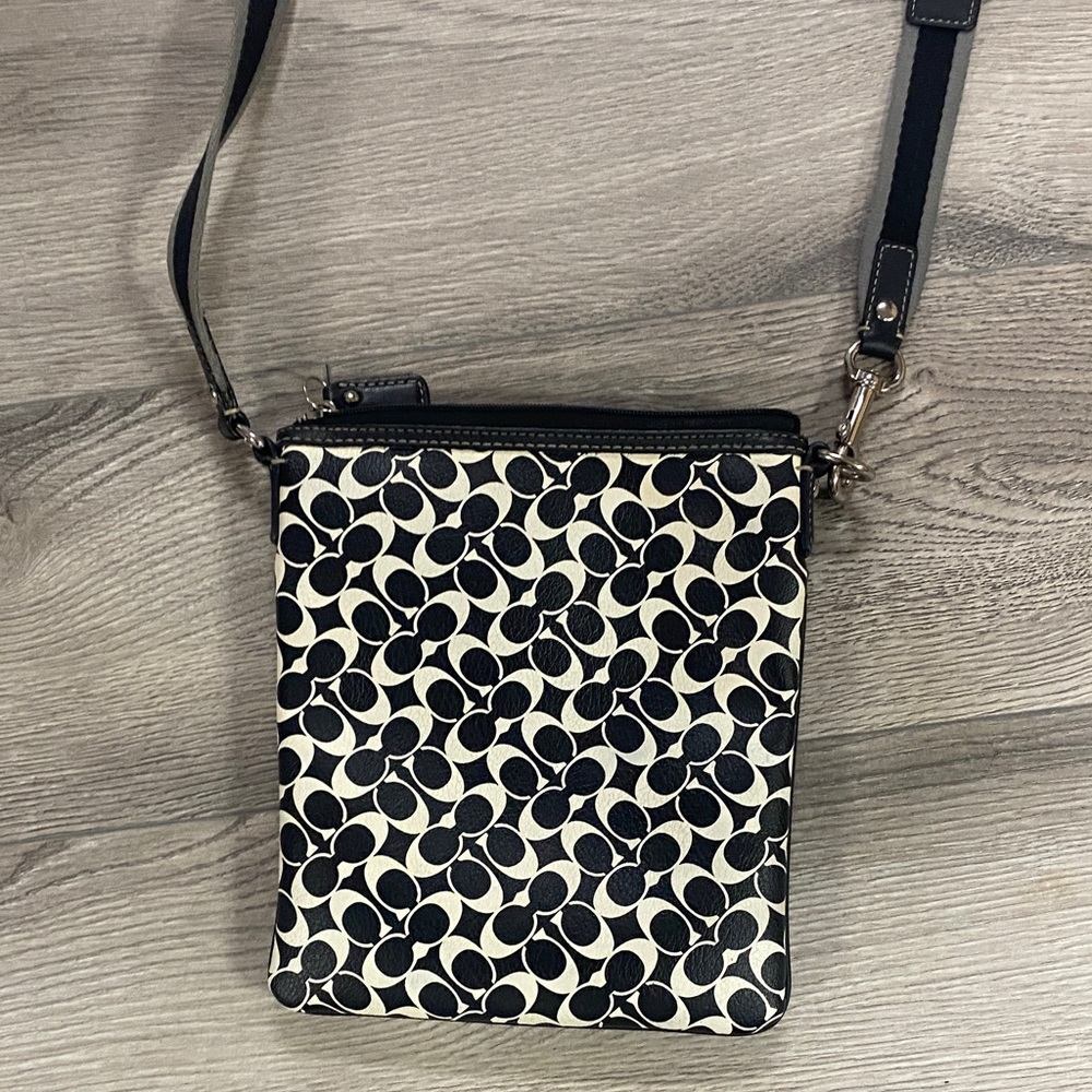 Stylish Black and Cream Crossbody Bag - Picture 3 of 6